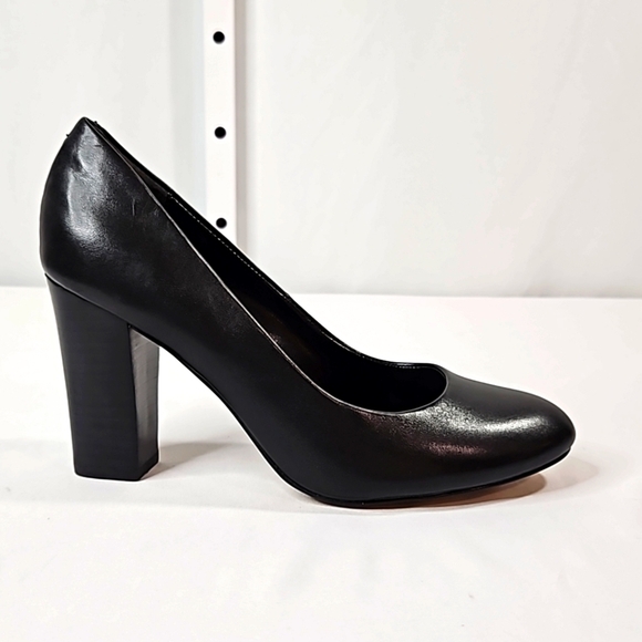 Isola Rosalie Black Leather Pumps Sz 7 - Picture 1 of 8